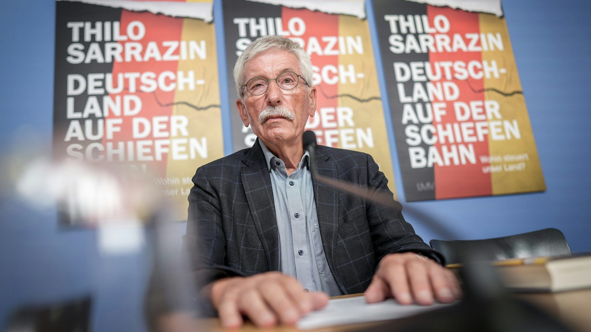 Thilo Sarrazin stellt sein neues Buch „Deutschland auf der schiefen Bahn. Wohin steuert unser Land?“ auf einer Pressekonferenz vor.
