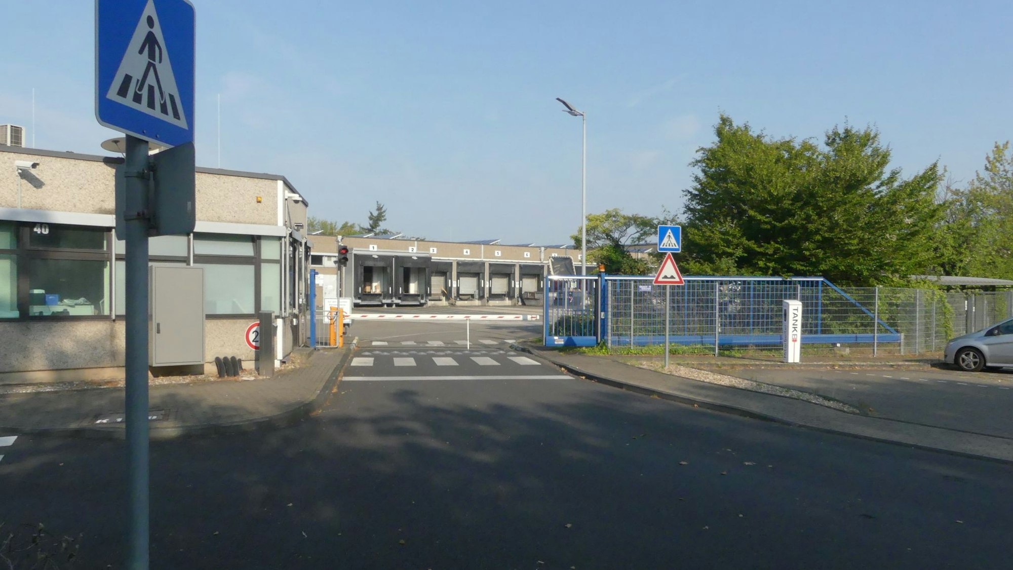 Die Einfahrt zum Coty-Gelände an der Wilhelm-Mauser-Straße in Bickendorf. Foto: Rösgen