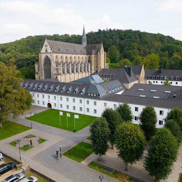 Altenberger Dom mit Haus Altenberg im Vordergrund