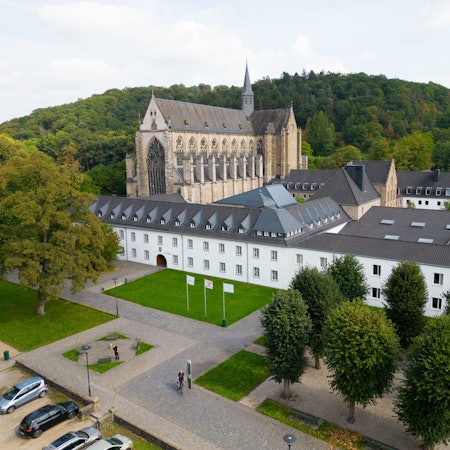 Altenberger Dom mit Haus Altenberg im Vordergrund