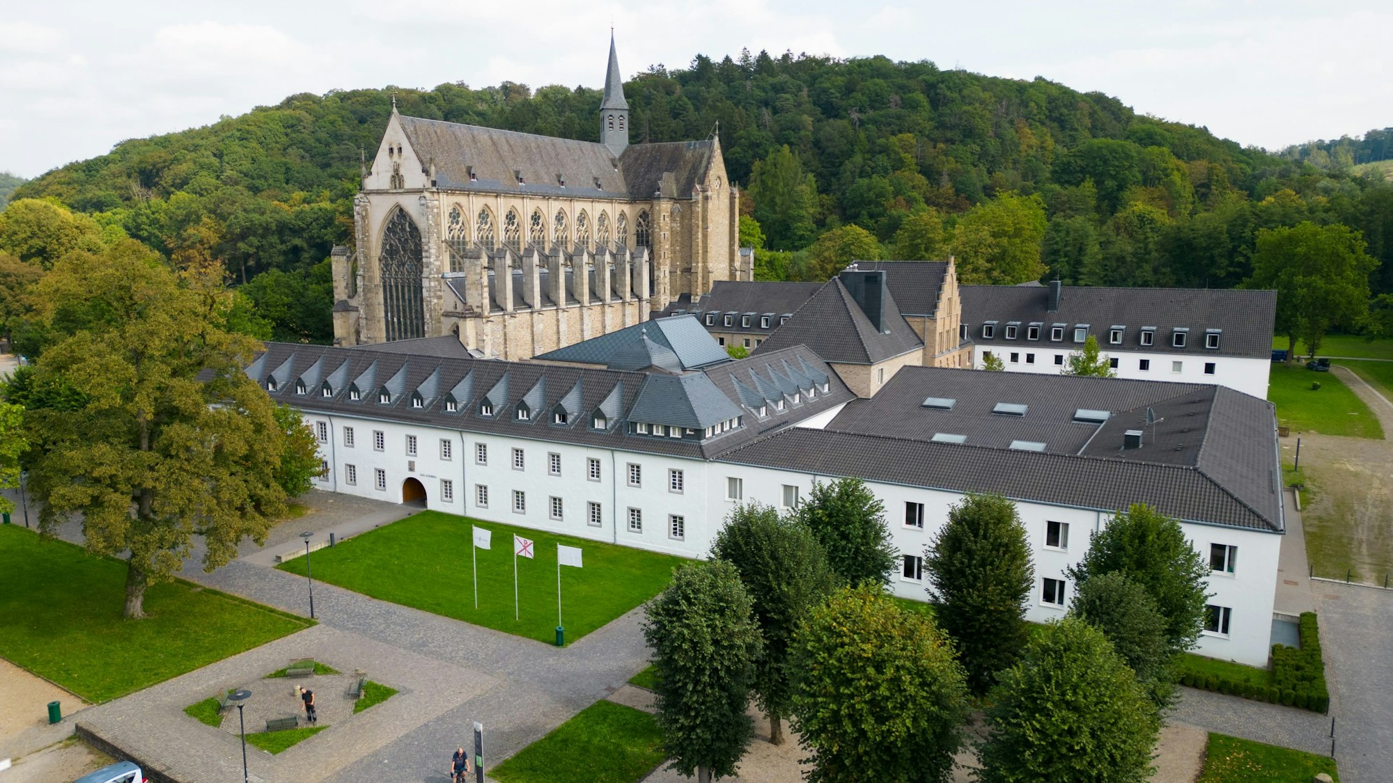 Altenberger Dom mit Haus Altenberg im Vordergrund