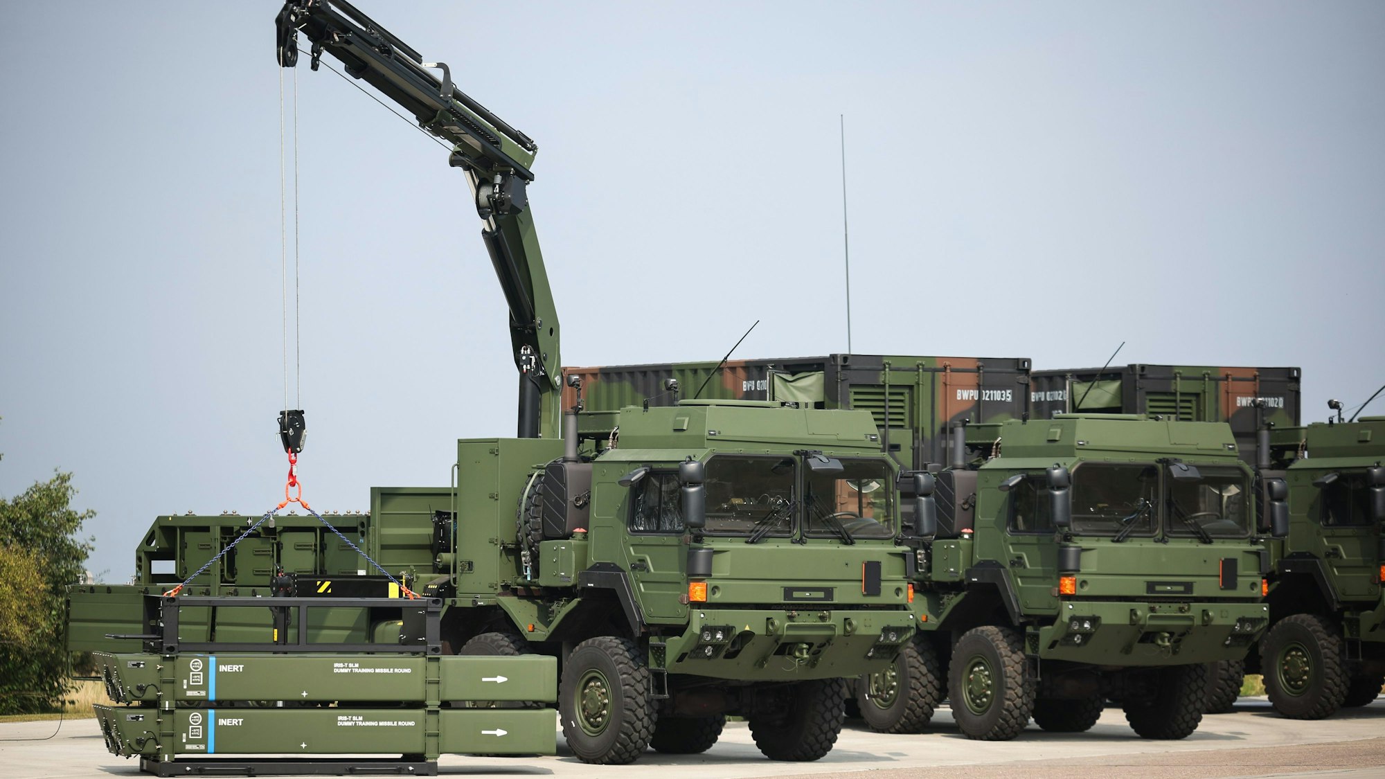 Fahrzeuge des neuen Luftverteidigungssystems IRIS-T SLM stehen vor der Indienststellung auf dem Gelände der Kaserne Todendorf.