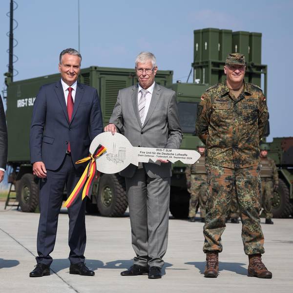 Bundeskanzler Olaf Scholz (SPD, l-r), Boris Pistorius (SPD), Bundesminister der Verteidigung, Helmut Rauch, CEO Diehl Defence, Harald Albrecht, Leitender Direktor Bundesamt für Ausrüstung und Ingo Gerhartz, Inspekteur der Luftwaffe