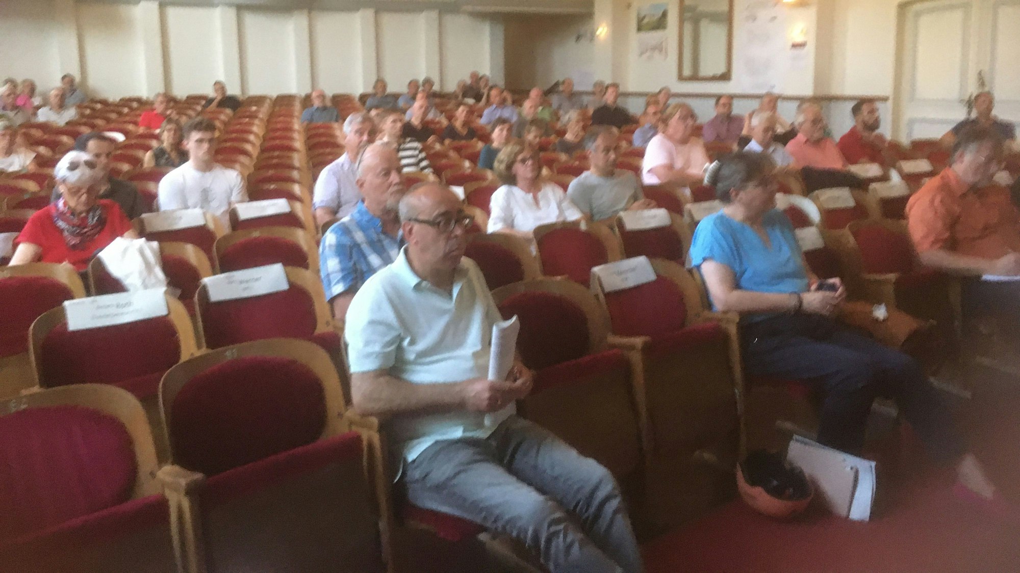 Blick in den Saal des Theaters am Park. Im Parkett sitzen Ausschussmitglieder und Bürger.