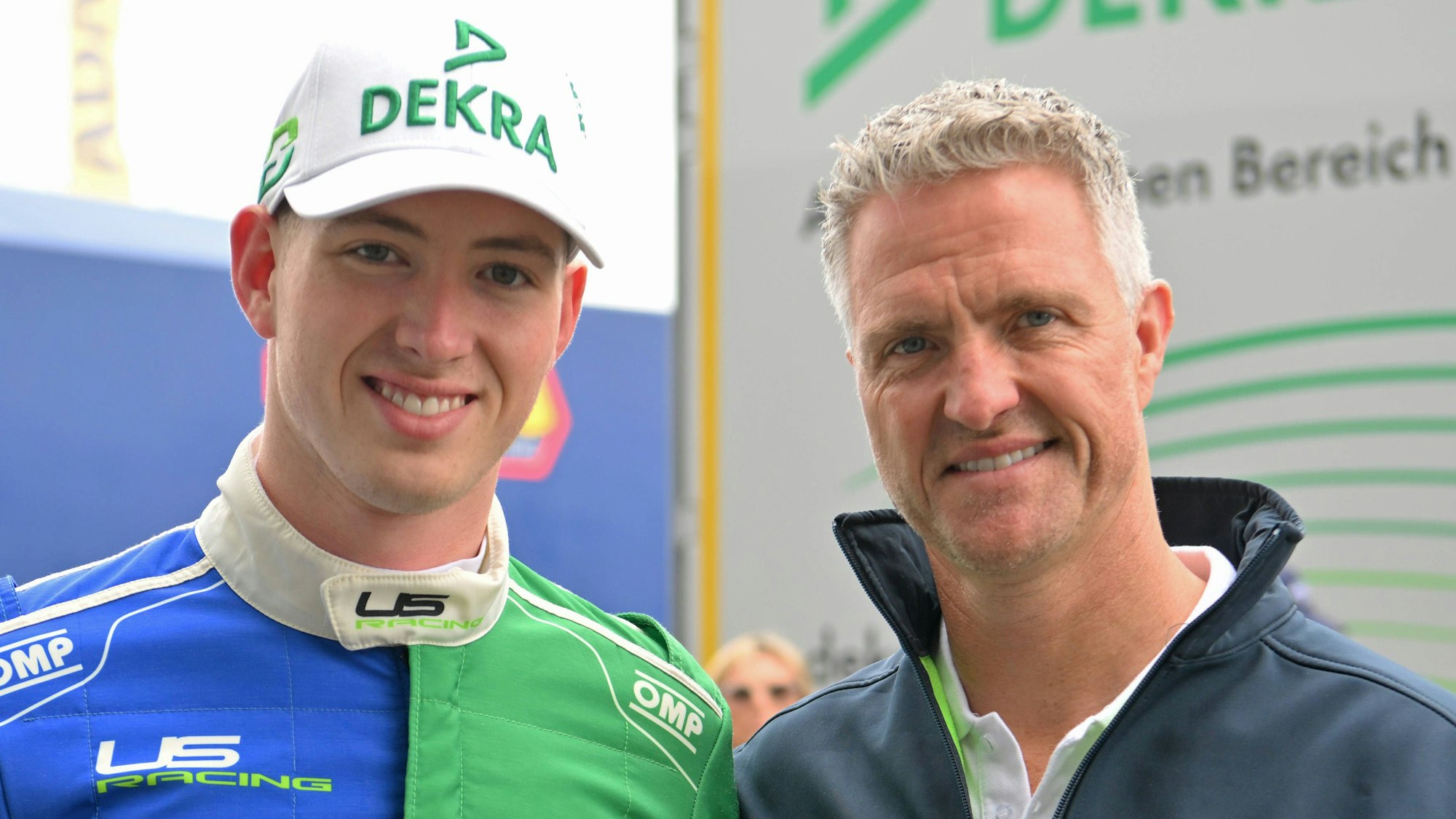 Ralf Schumacher mit seinem Sohn David Schumacher lachen in die Kamera.