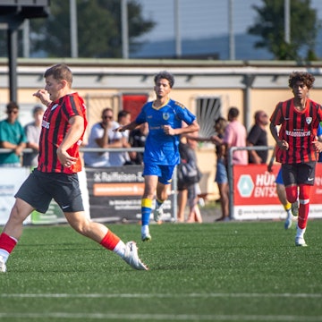 Das Bild zeigt einen Zweikampf, den JSG-Spieler Philip Urbanek für sich entscheidet.