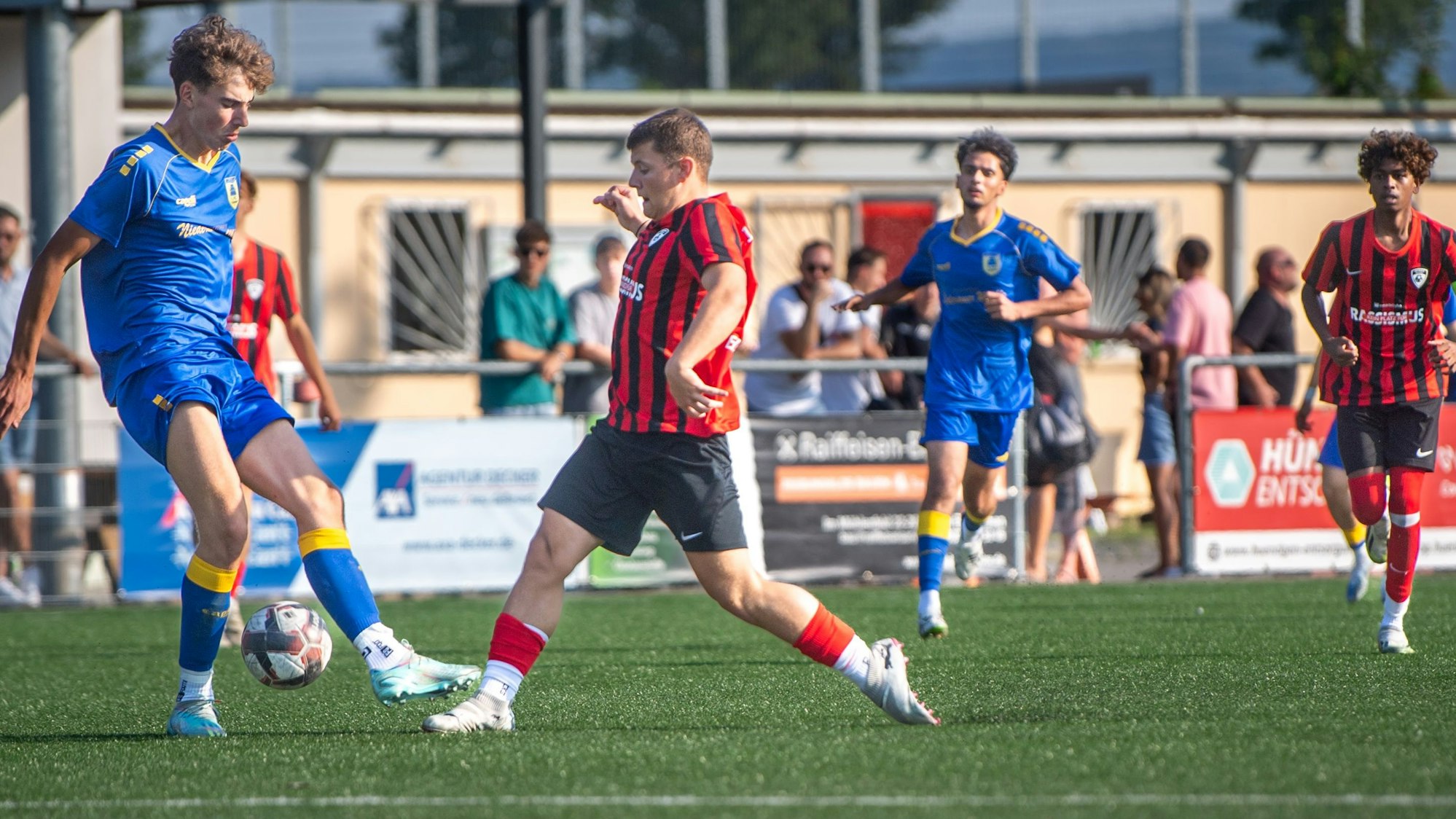 Das Bild zeigt einen Zweikampf, den JSG-Spieler Philip Urbanek für sich entscheidet.