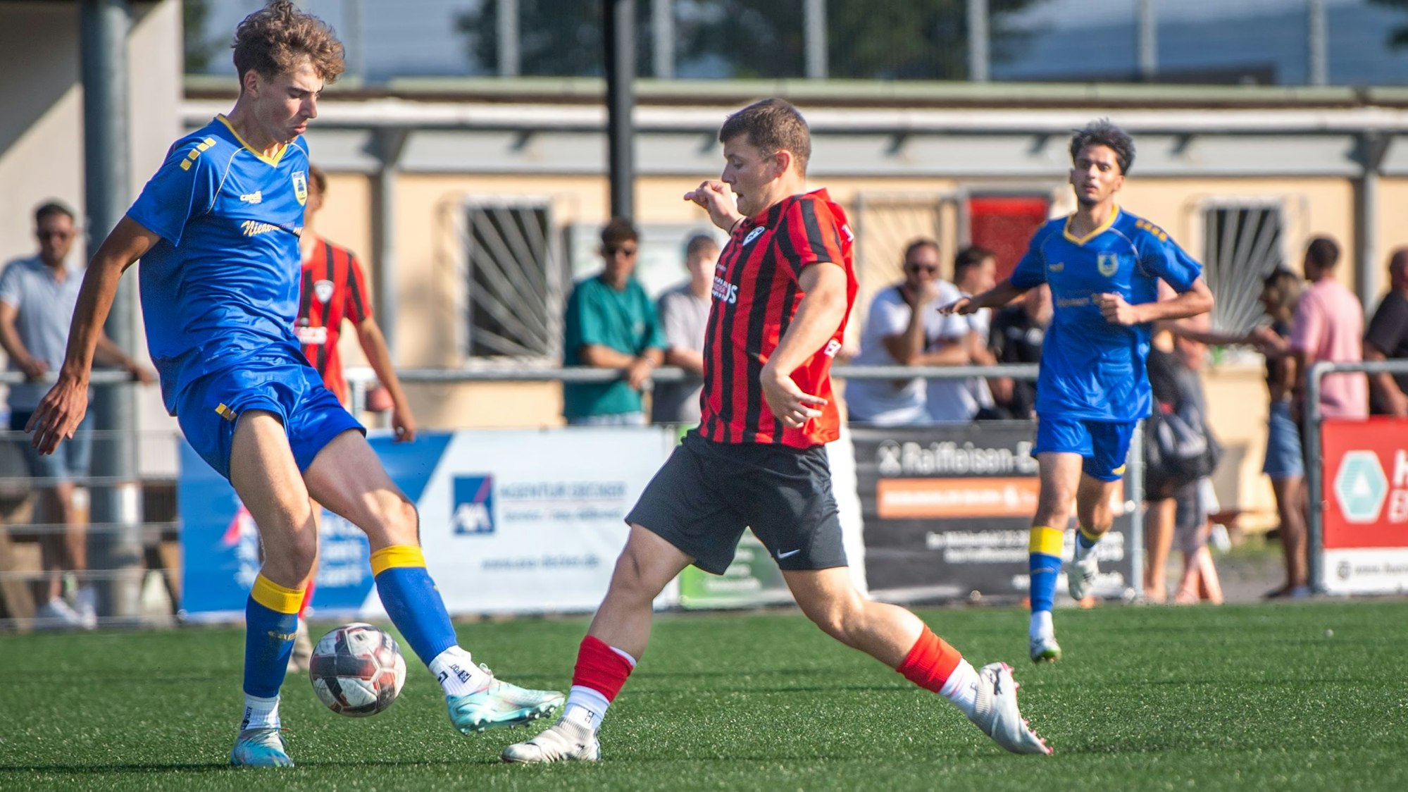 Zweikampf zweier A-Jugend-Fußballer.
