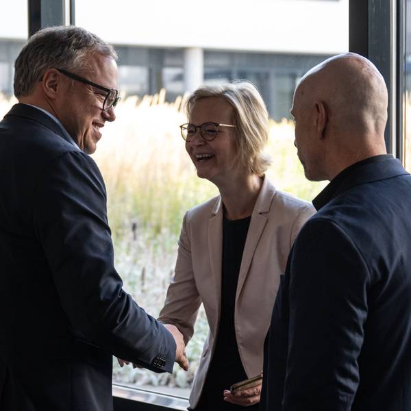 Mario Voigt (l.), Vorsitzender der CDU in Thüringen, Katja Wolf (BSW) und Steffen Quasebarth (BSW) begrüßen sich vor der Landespressekonferenz im Thüringer Landtag.