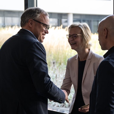 Mario Voigt (l.), Vorsitzender der CDU in Thüringen, Katja Wolf (BSW) und Steffen Quasebarth (BSW) begrüßen sich vor der Landespressekonferenz im Thüringer Landtag.