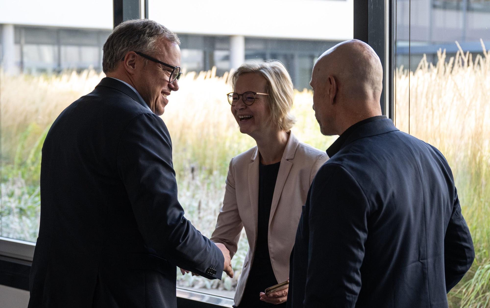 Mario Voigt (l.), Vorsitzender der CDU in Thüringen, Katja Wolf (BSW) und Steffen Quasebarth (BSW) begrüßen sich vor der Landespressekonferenz im Thüringer Landtag.