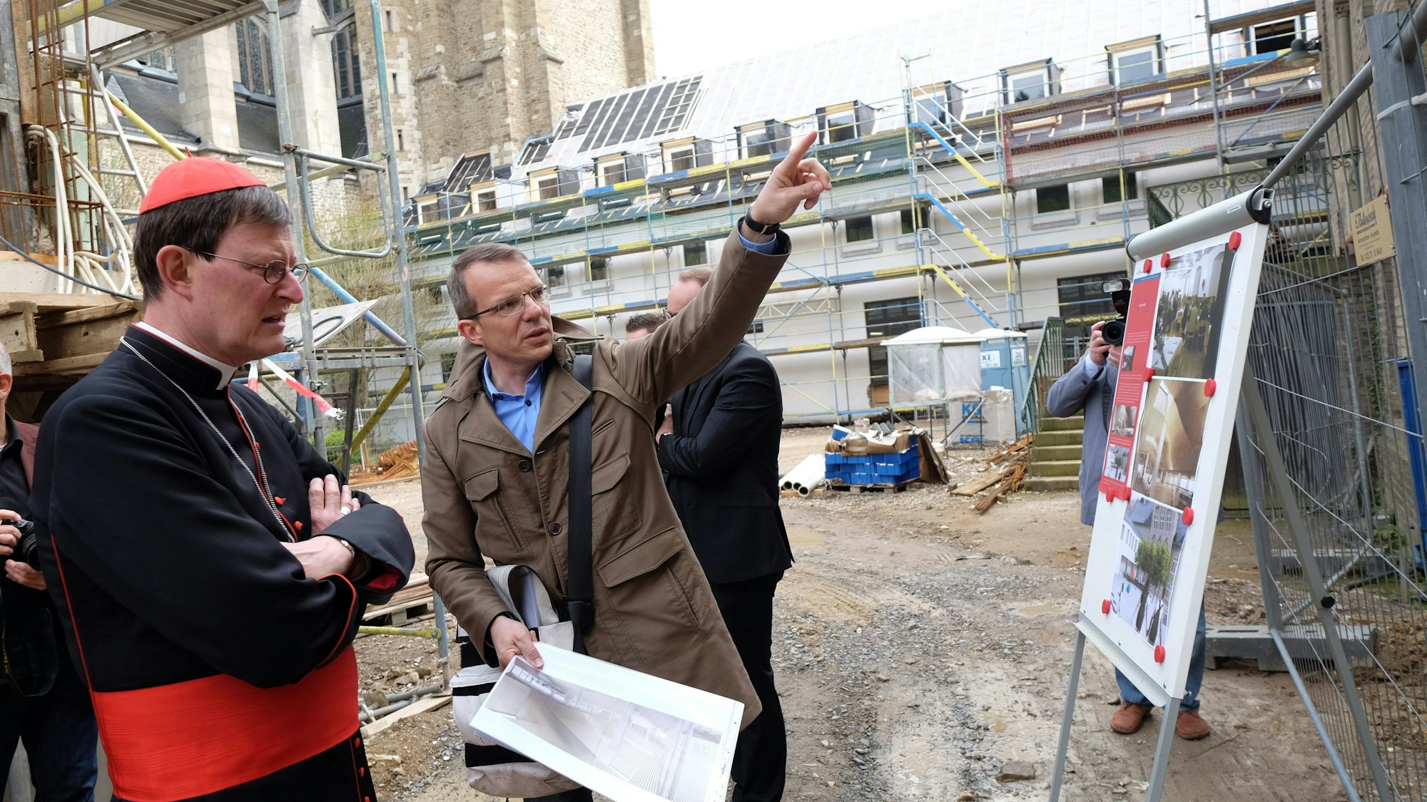 Kardinal Woelki besichtigt 2015 die Baustelle der Jugendbildungsstätte Haus Altenberg.