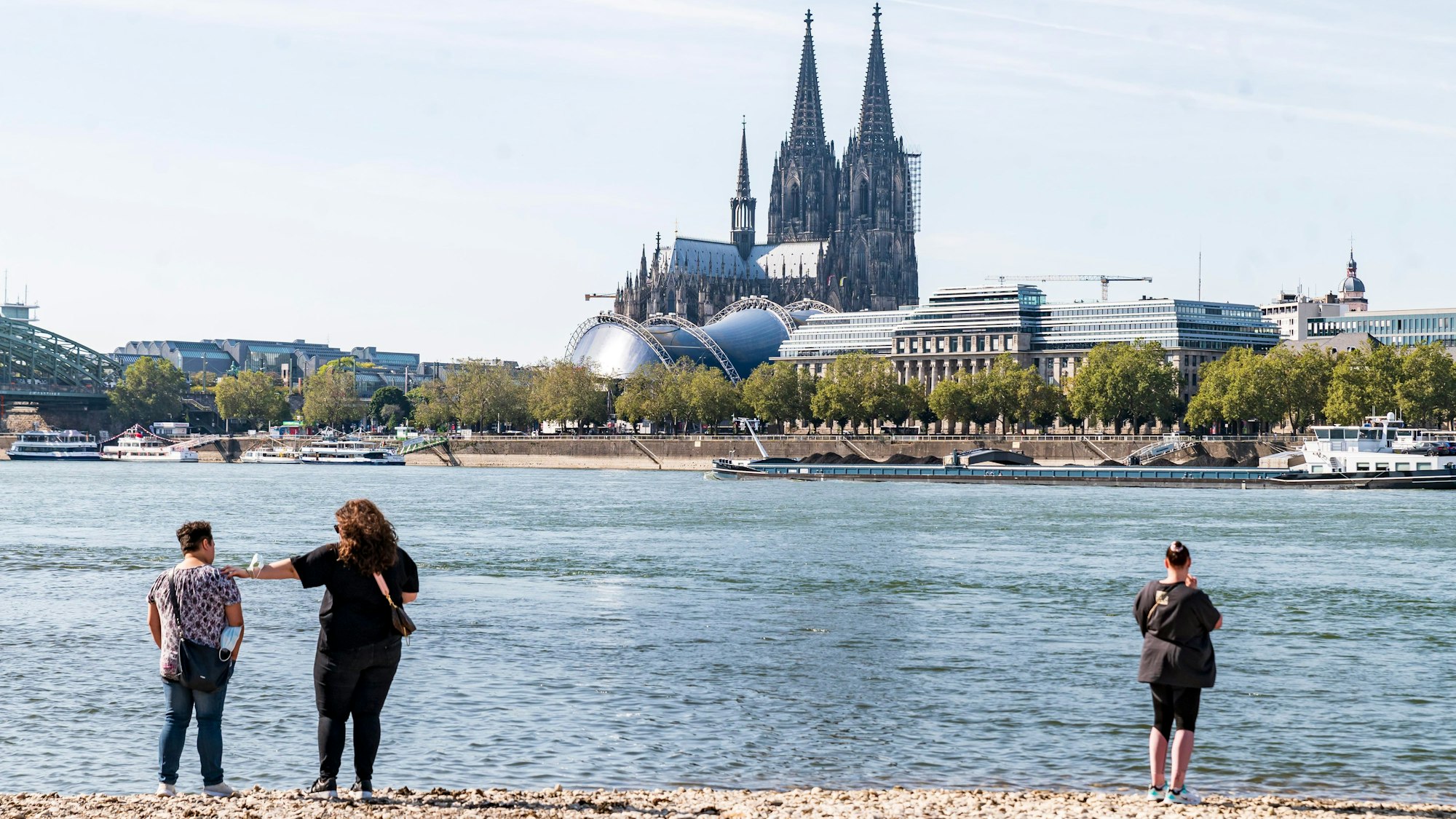 In Köln wird es noch einmal richtig warm, bevor es in der zweiten Septemberwoche abkühlt (Archivbild vom Deutzer Rheinufer mit Blick auf den Dom).