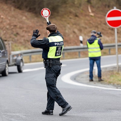 Waidhaus: Nach Deutschland einreisende Personen und Autos werden von der Bayerischen Grenzpolizei am Parkplatz Ulrichsberg an der Autobahn 6 kontrolliert.