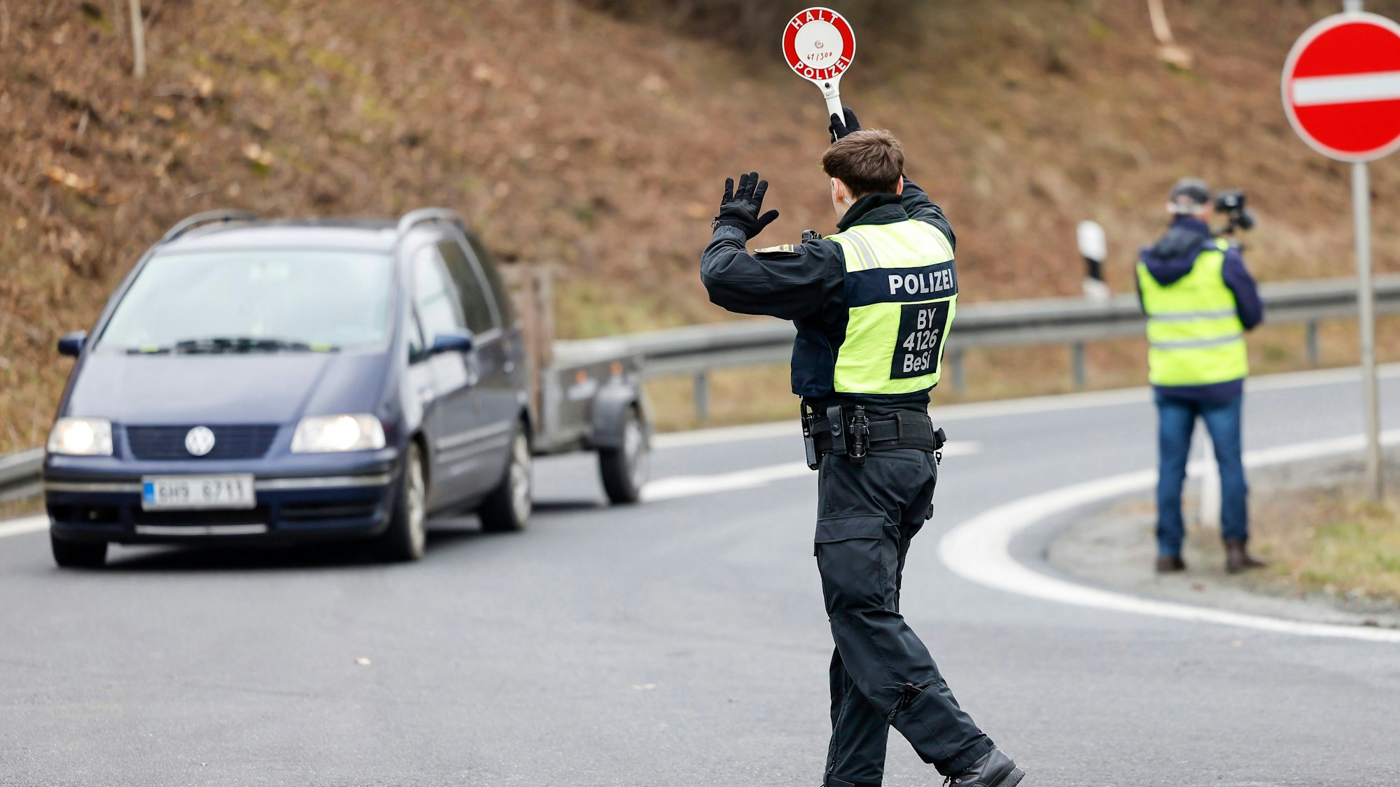 Waidhaus: Nach Deutschland einreisende Personen und Autos werden von der Bayerischen Grenzpolizei am Parkplatz Ulrichsberg an der Autobahn 6 kontrolliert.