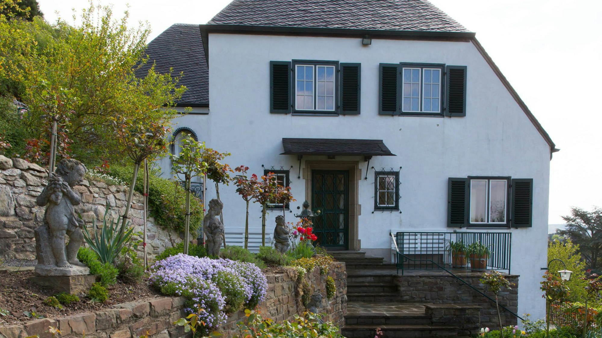Bad Honnef Rhöndorf, Adenauerhaus. Der Garten mit dem Haus.