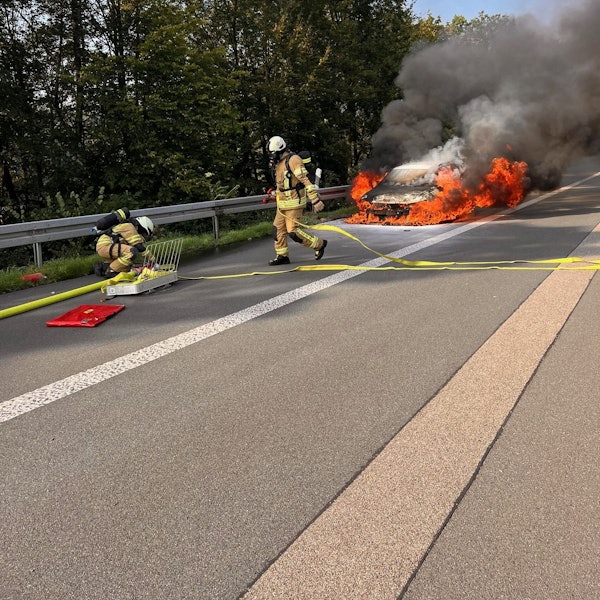 Am 5.9.2024 brennt auf der Autobahn 4 zwischen Bielstein und Gummersbach ein Auto.