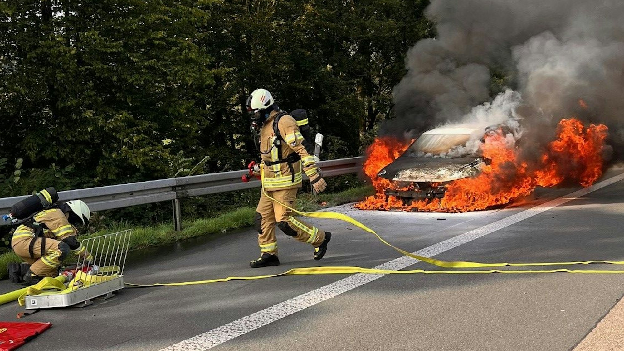 Am 5.9.2024 brennt auf der Autobahn 4 zwischen Bielstein und Gummersbach ein Auto.