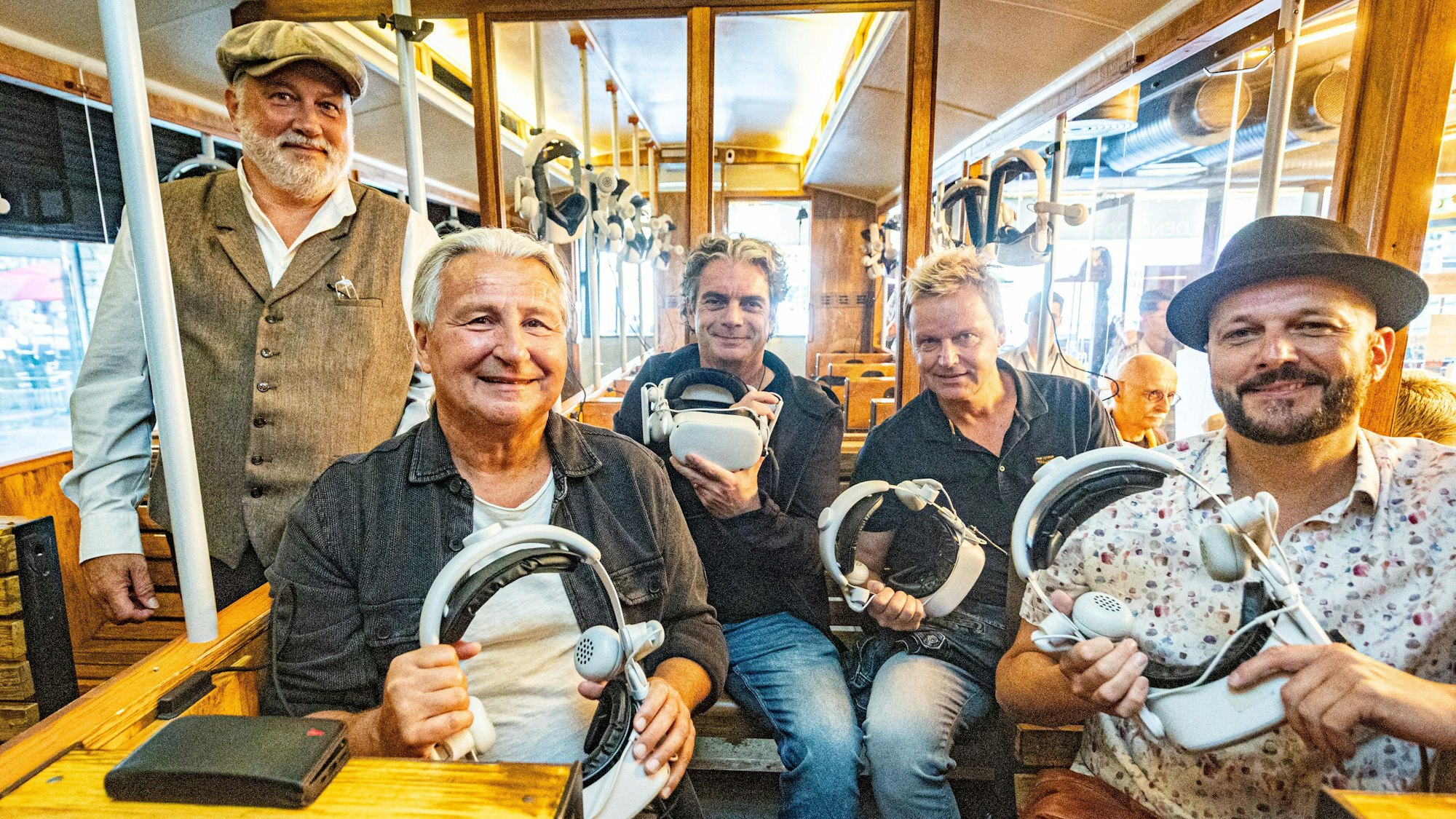 Die Bläck Fööss im Waggon von „Timeride“.