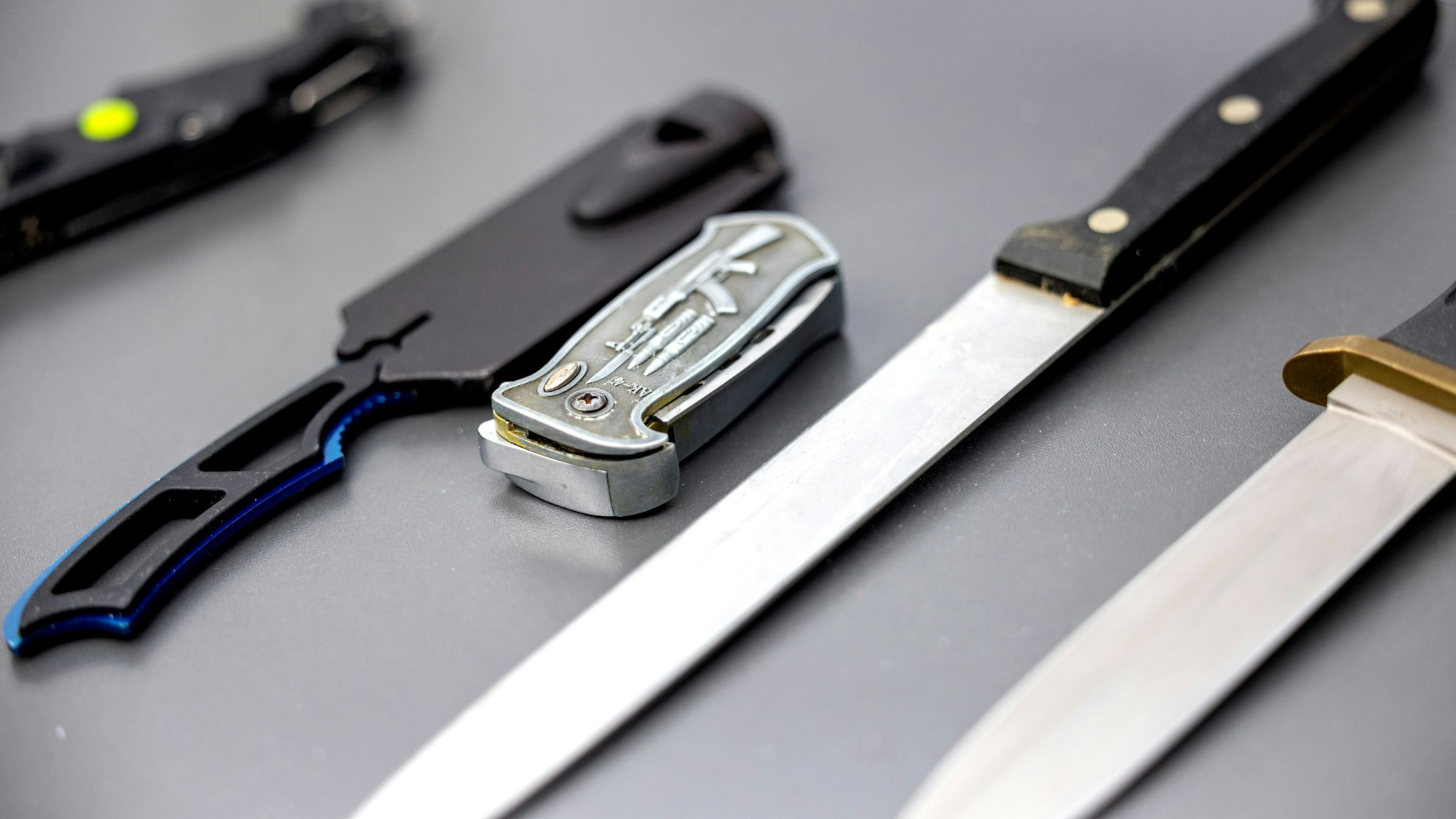 Köln: Auf einem Tisch liegen von der Polizei sichergestellte verbotene Stichwaffen.