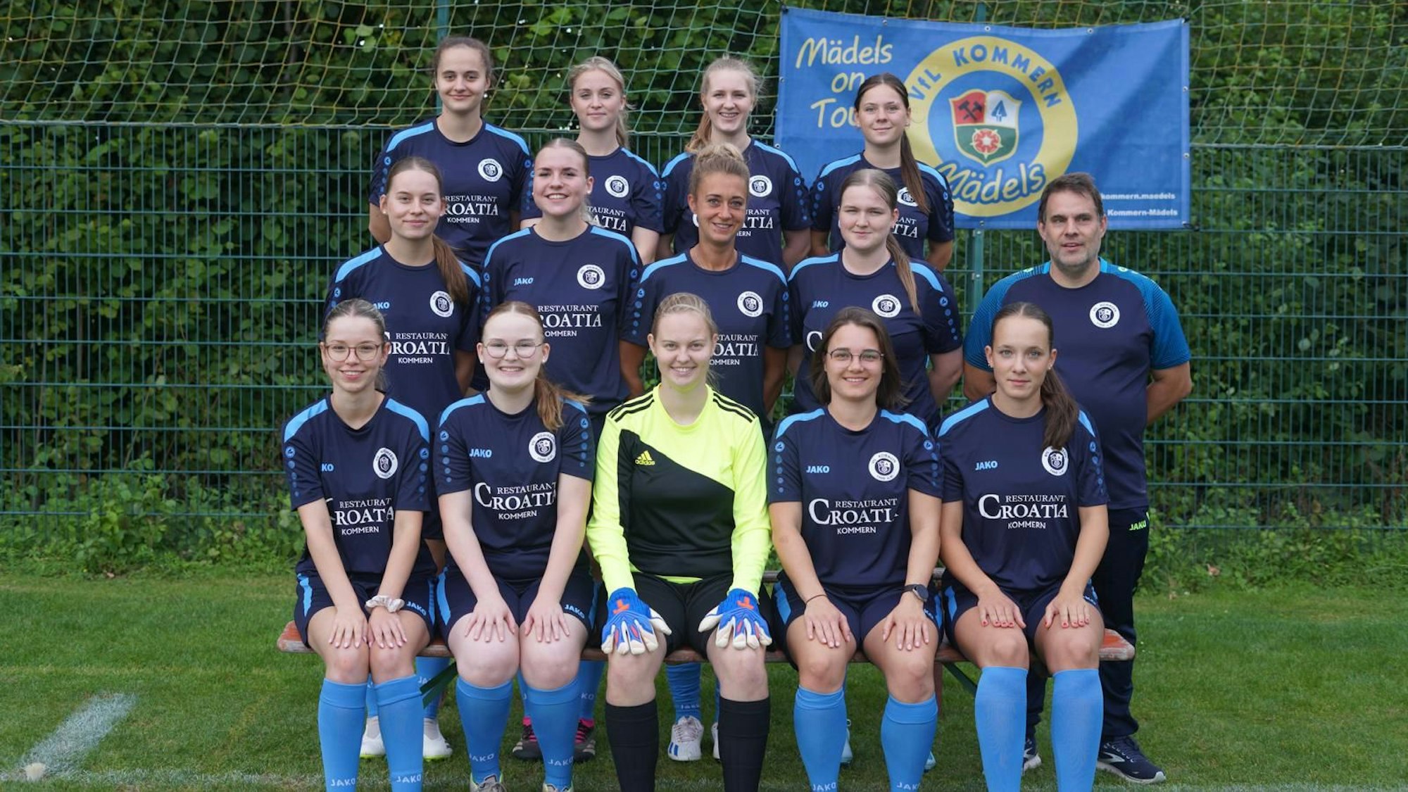 Das Mannschaftsfoto der Frauen von VfL Kommern II n der Saison 2024/25.