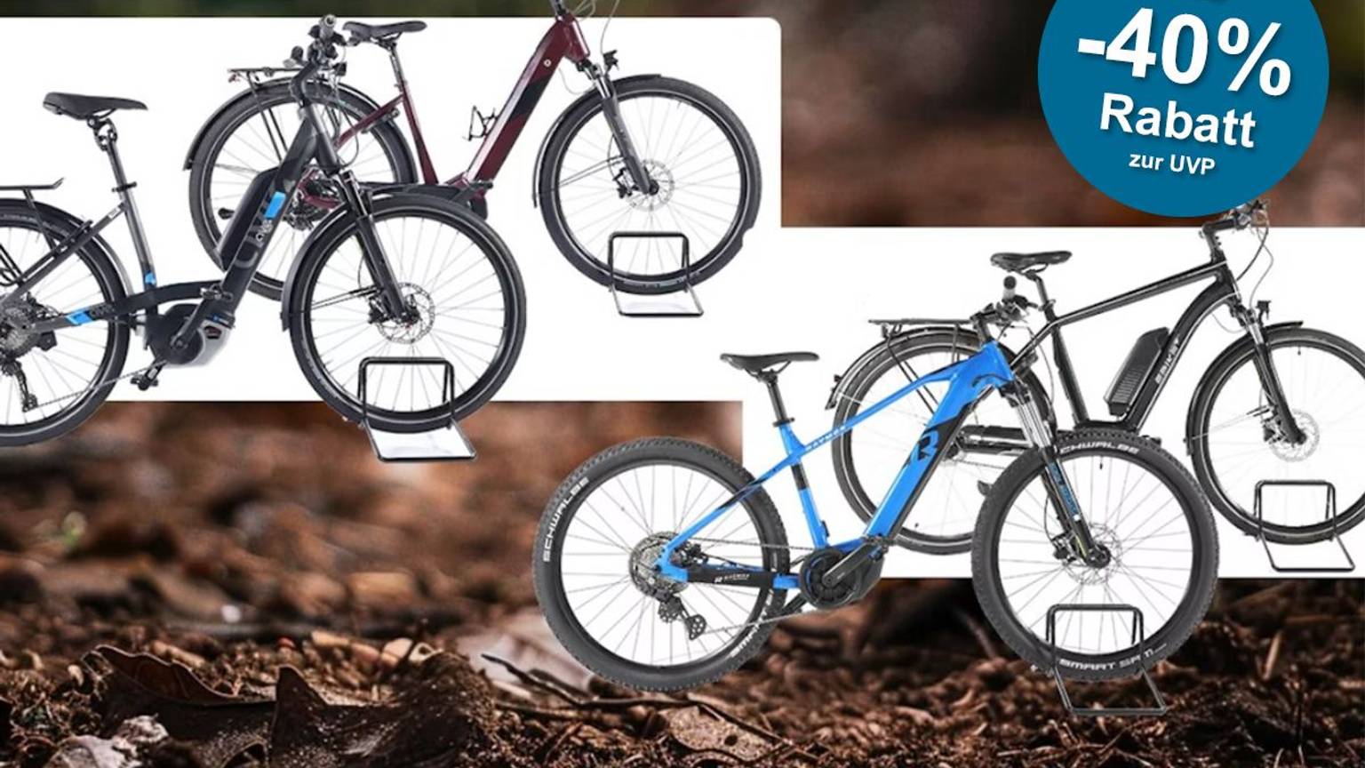 Verschiedene E-Bike Modelle sind vor einem Waldboden angeordnet.