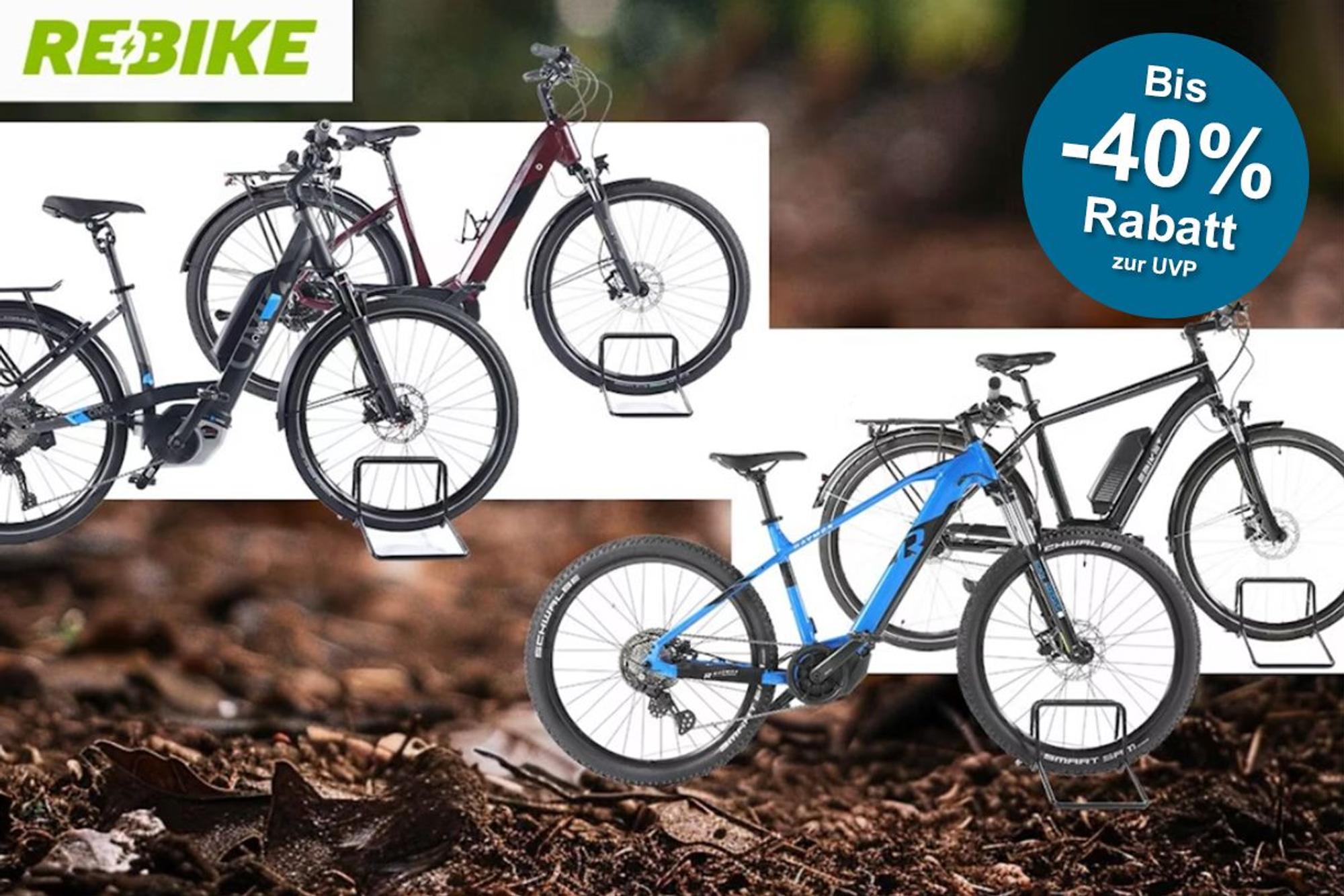 Verschiedene E-Bike Modelle sind vor einem Waldboden angeordnet.