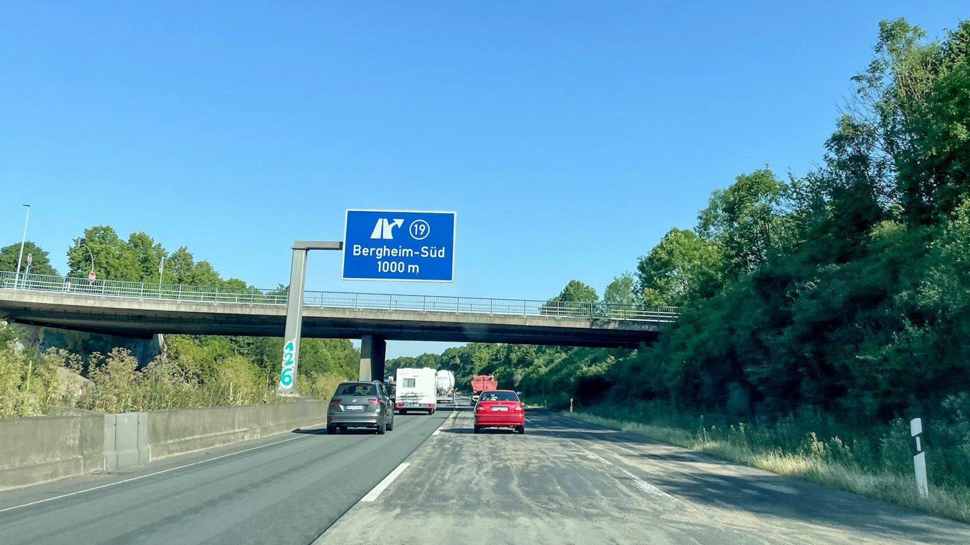 Auf dem Foto ist die A61 kurz vor der Abfahrt Bergheim-Süd zu sehen.