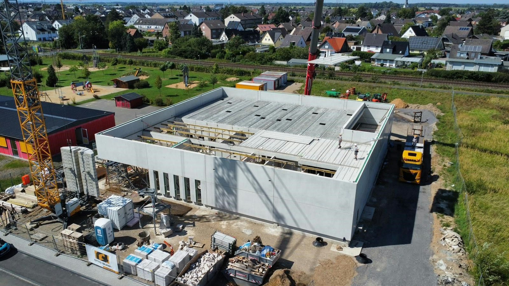 Das Bild zeigt eine Luftaufnahme des sich im Bau befindlichen Lehrschwimmbads.