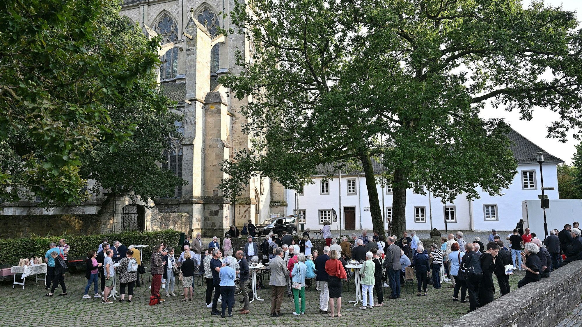 Viele Menschen stehen auf dem Platz vor dem Altenberger Dom und feiern, dass die Fläche nun "Maria-Zanders-Platz" heißt.
