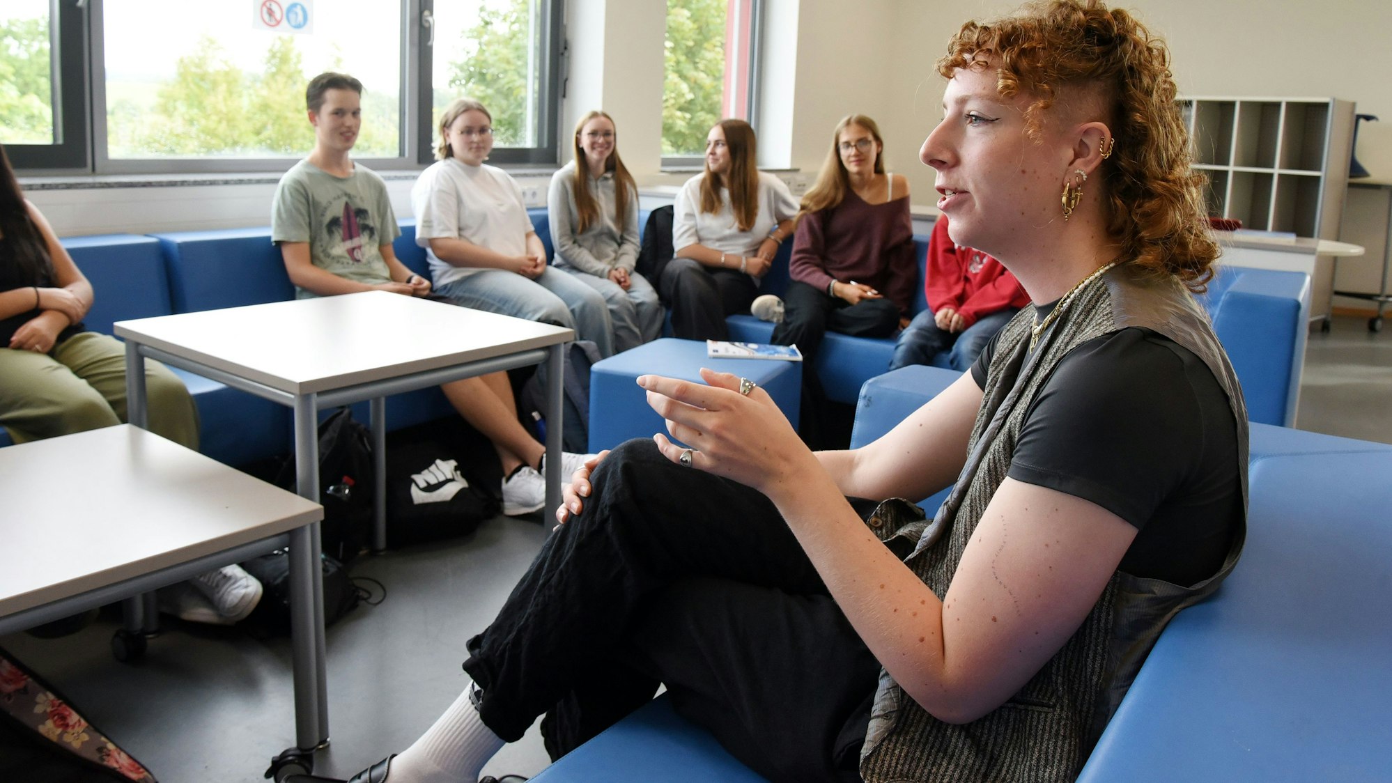 Das Foto zeigt Jana Goller im Gespräch mit Schülerinnen und Schülern des EvB-Gymnasiums Wipperfürth.