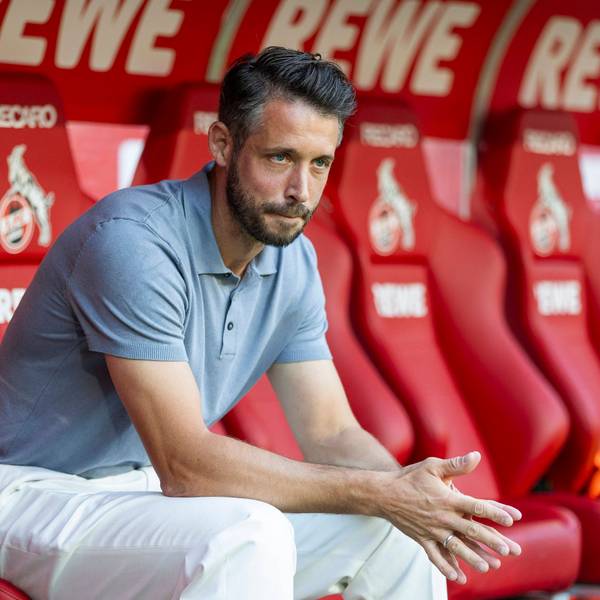Mark Uth sitzt auf der Bank der Auswechslungsspieler.