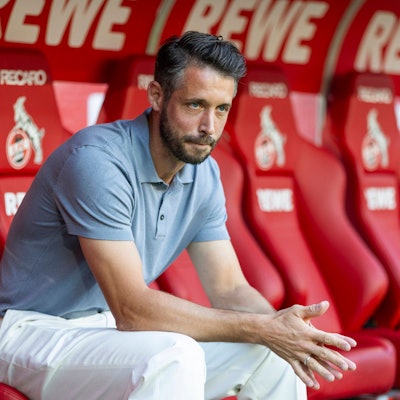 Mark Uth sitzt auf der Bank der Auswechslungsspieler.