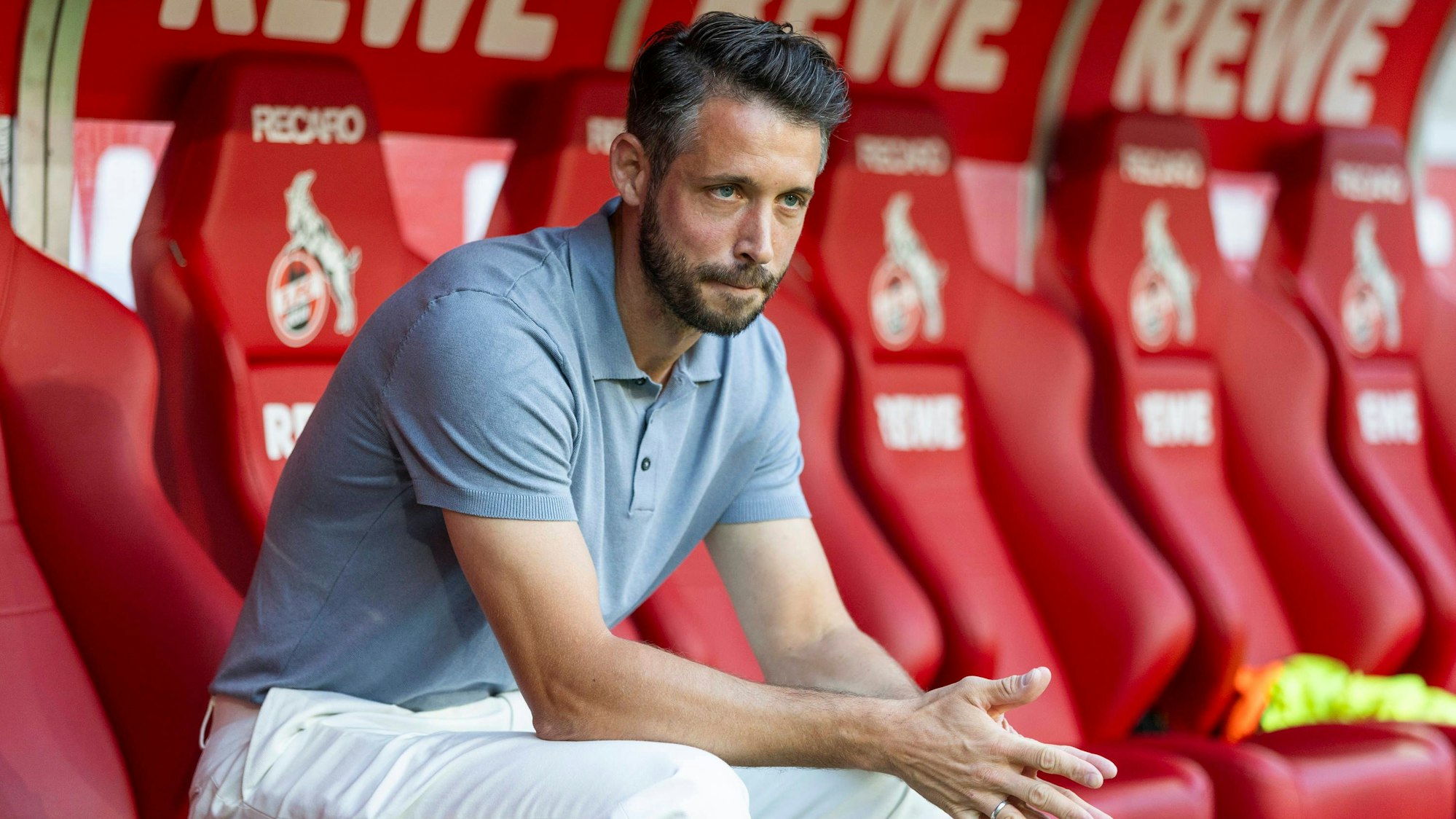 Mark Uth sitzt auf der Bank der Auswechslungsspieler.