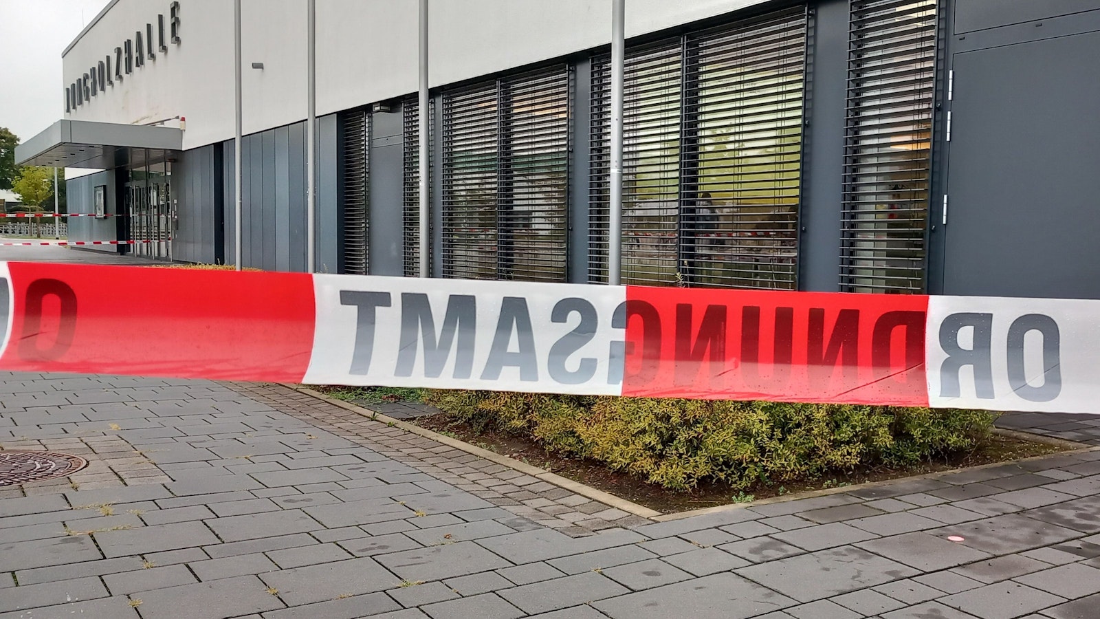 Das Ordnungsamt sperrte das Areal vor dem Sitzungsraum mit Flatterband ab.