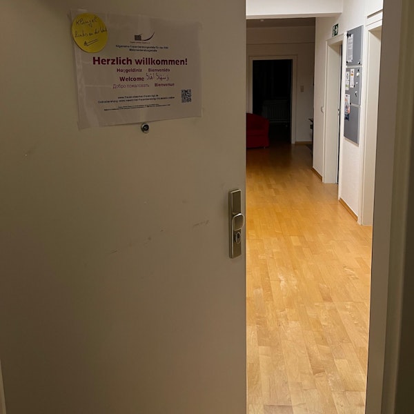 Die Tür der Frauenberatungsstelle steht offen.