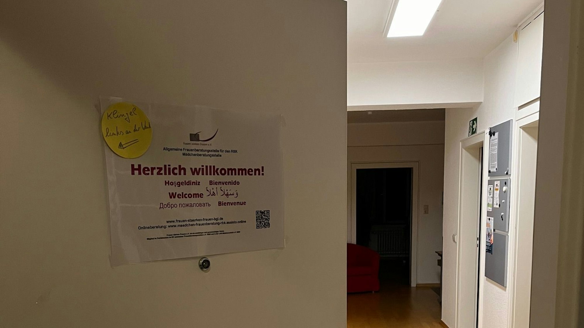 Die Tür der Frauenberatungsstelle steht offen.