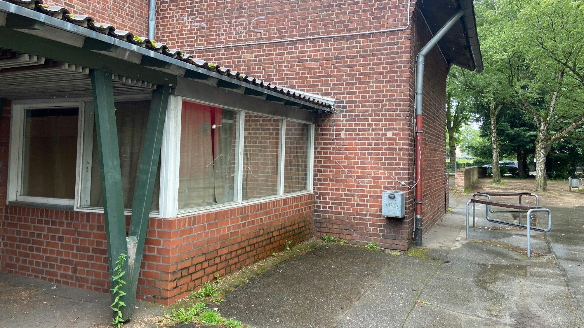 Auf dem Bild ist das alte Gebäude der Realschule zu sehen.