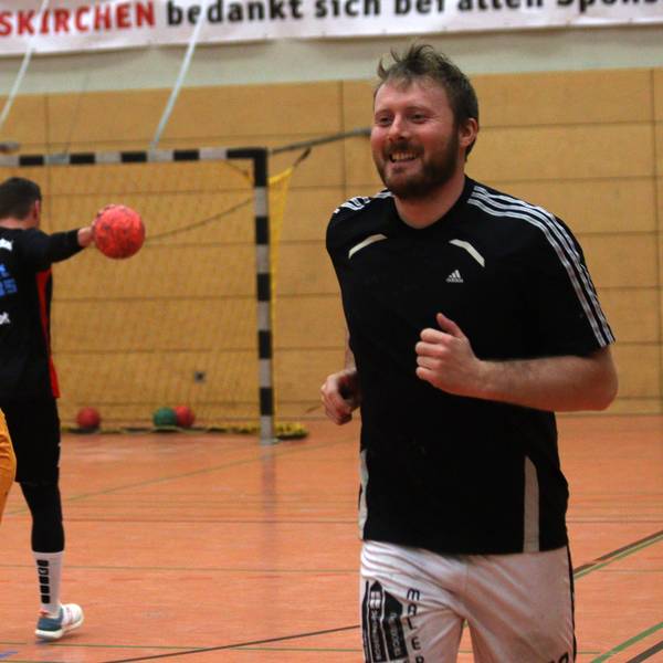 Zwei Handballer haben beim Aufwärmen Spaß.