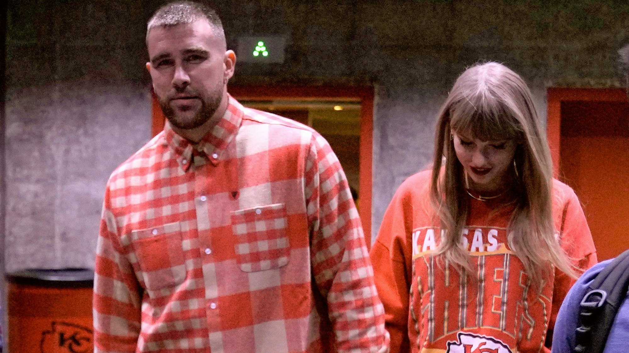 Travis Kelce und Taylor Swift verlassen Hand in Hand das Stadion nach dem Spiel