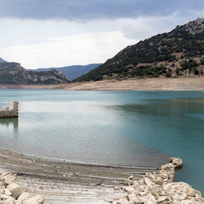 Ein Haus kommt zum Vorschein, nachdem der Pegelstand des Mornos-Stausees wegen großer Trockenheit stark gesunken ist.