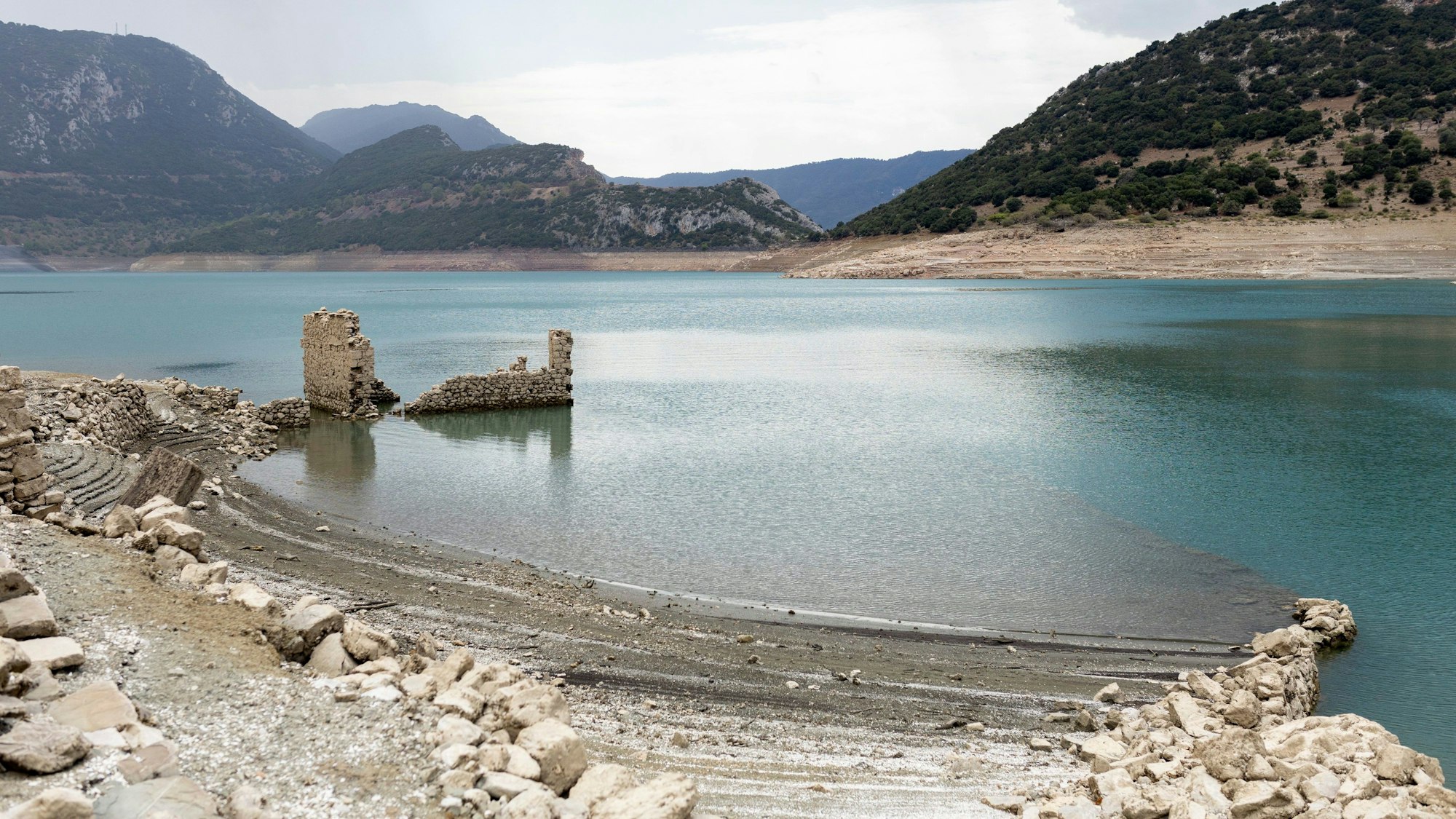 Ein Haus kommt zum Vorschein, nachdem der Pegelstand des Mornos-Stausees wegen großer Trockenheit stark gesunken ist.