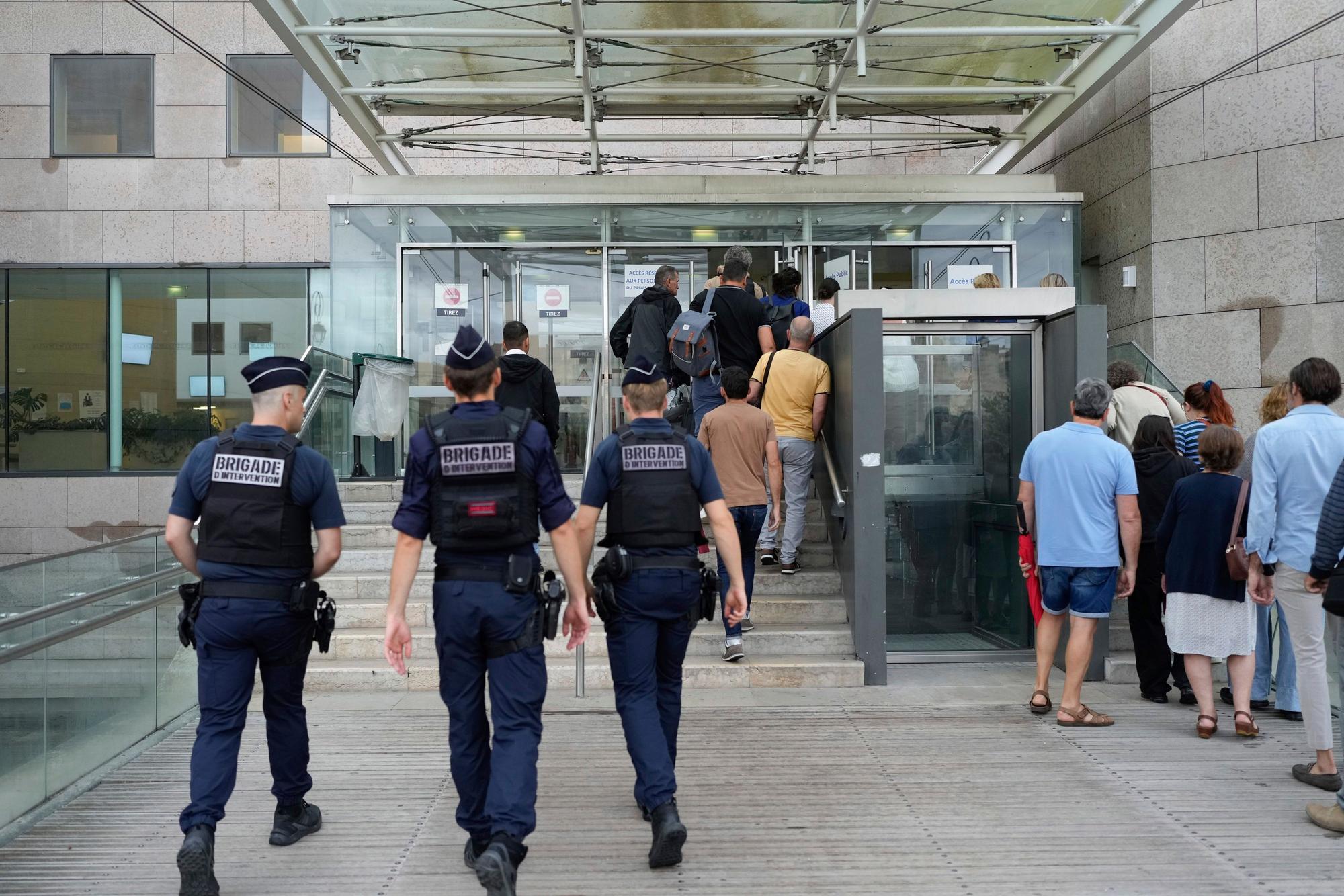 Avignon: Polizeibeamte gehen vor dem Prozess gegen Dominique Pelicot in Avignon durch das Gerichtsgebäude.