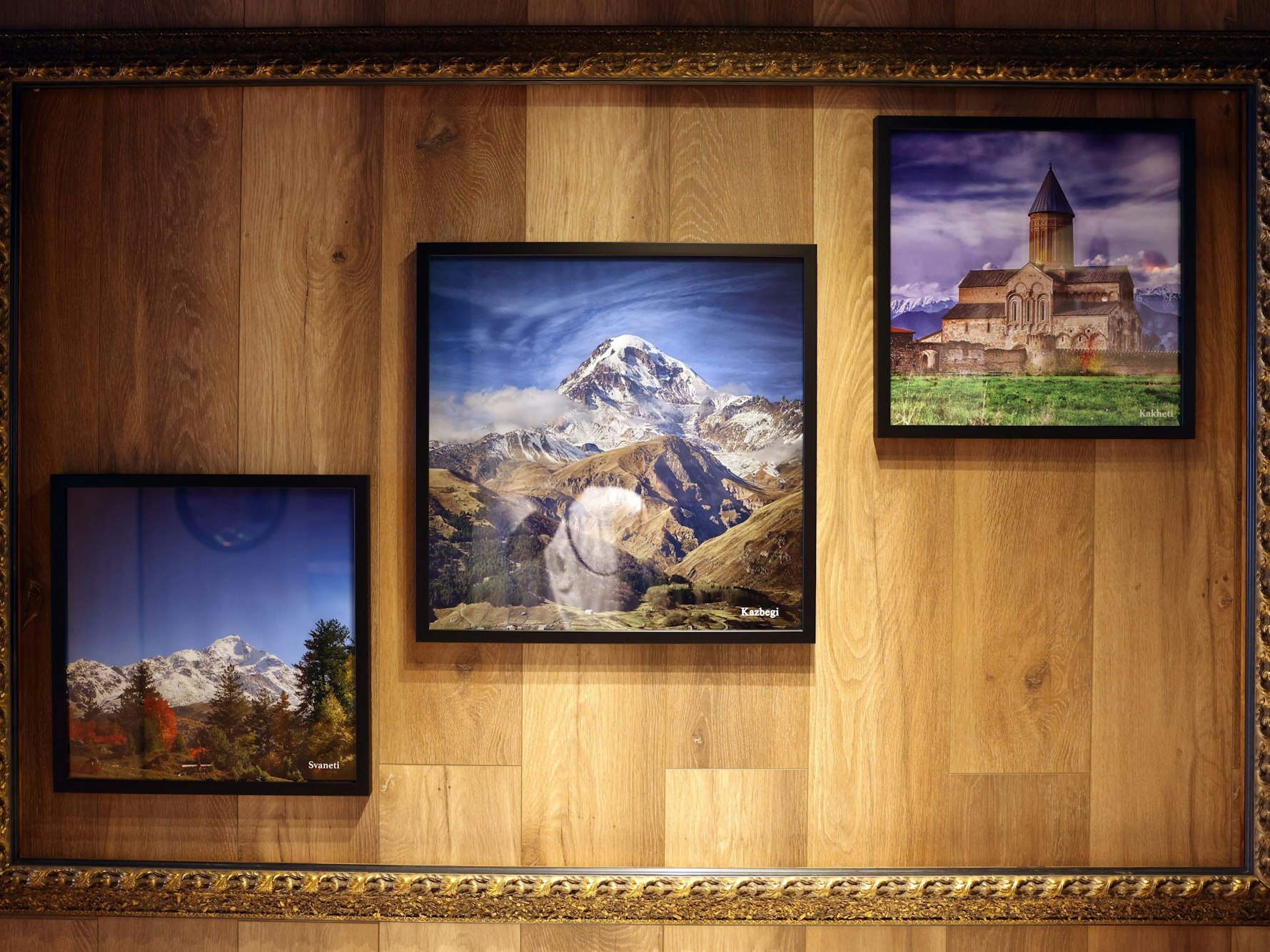 Fotografien geben den Gästen einen Einblick in wunderschöne georgische Landschaften.