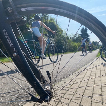 Zu sehen sind Radfahrer auf dem Nord-Süd-Weg.
