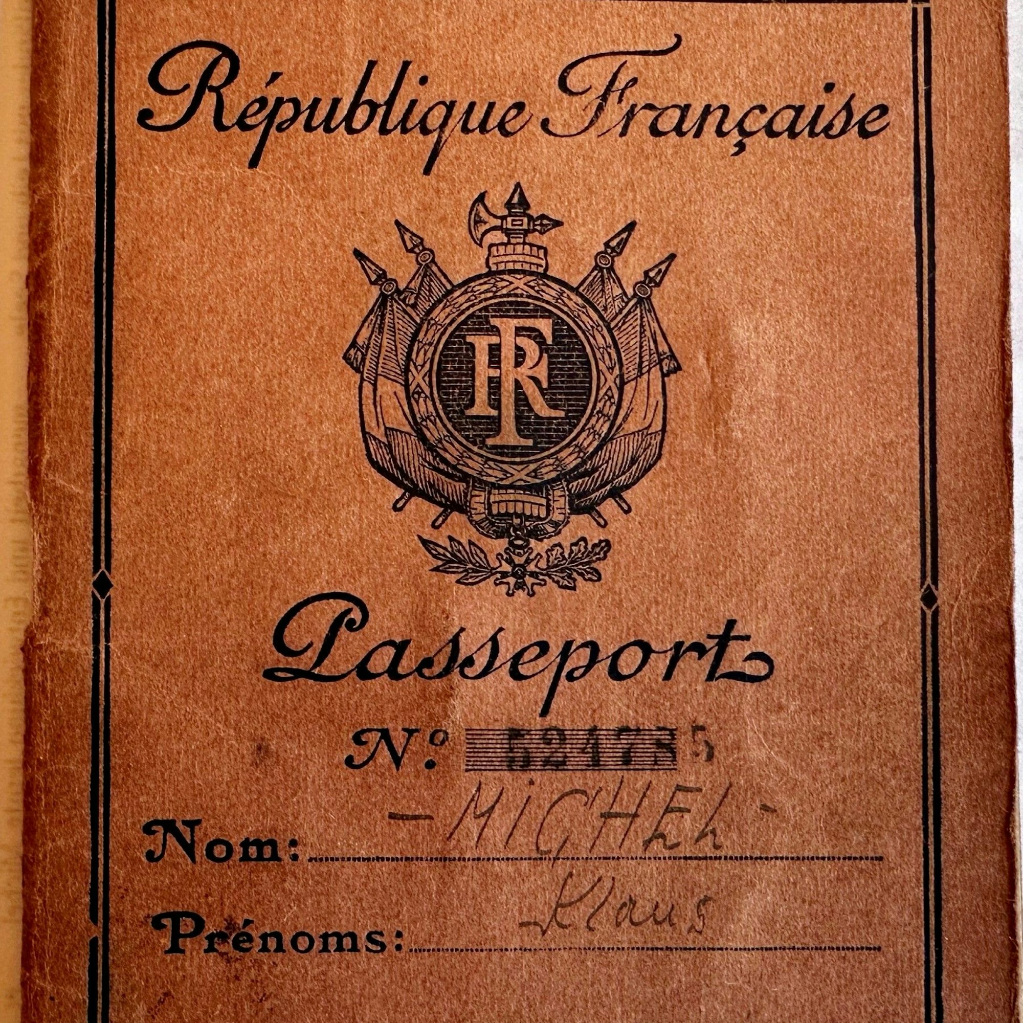 Der alte saarländische Pass von Klaus Michel mit französischen Begriffen.