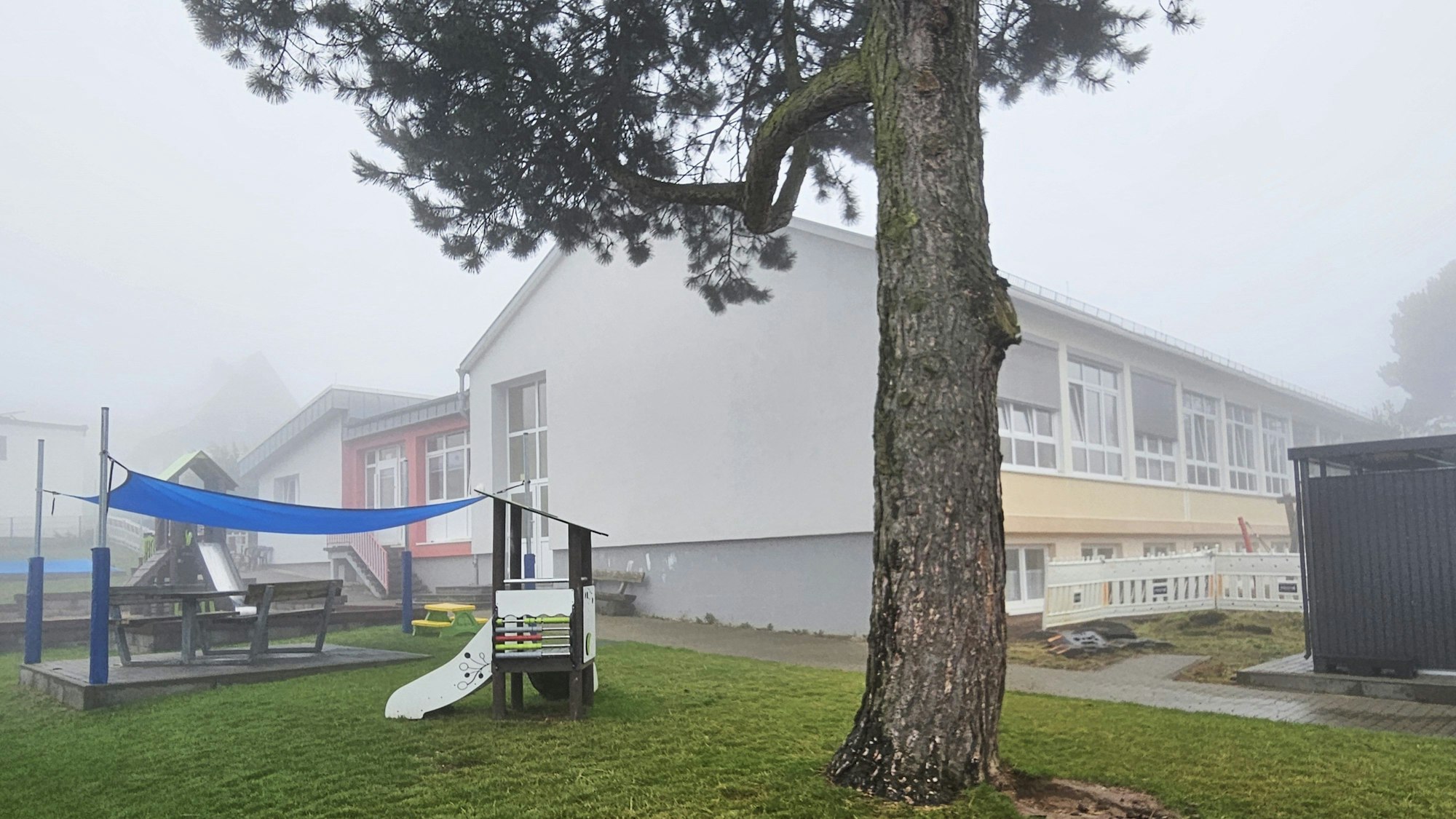 Blick auf die Kita in Keldenich im Nebel