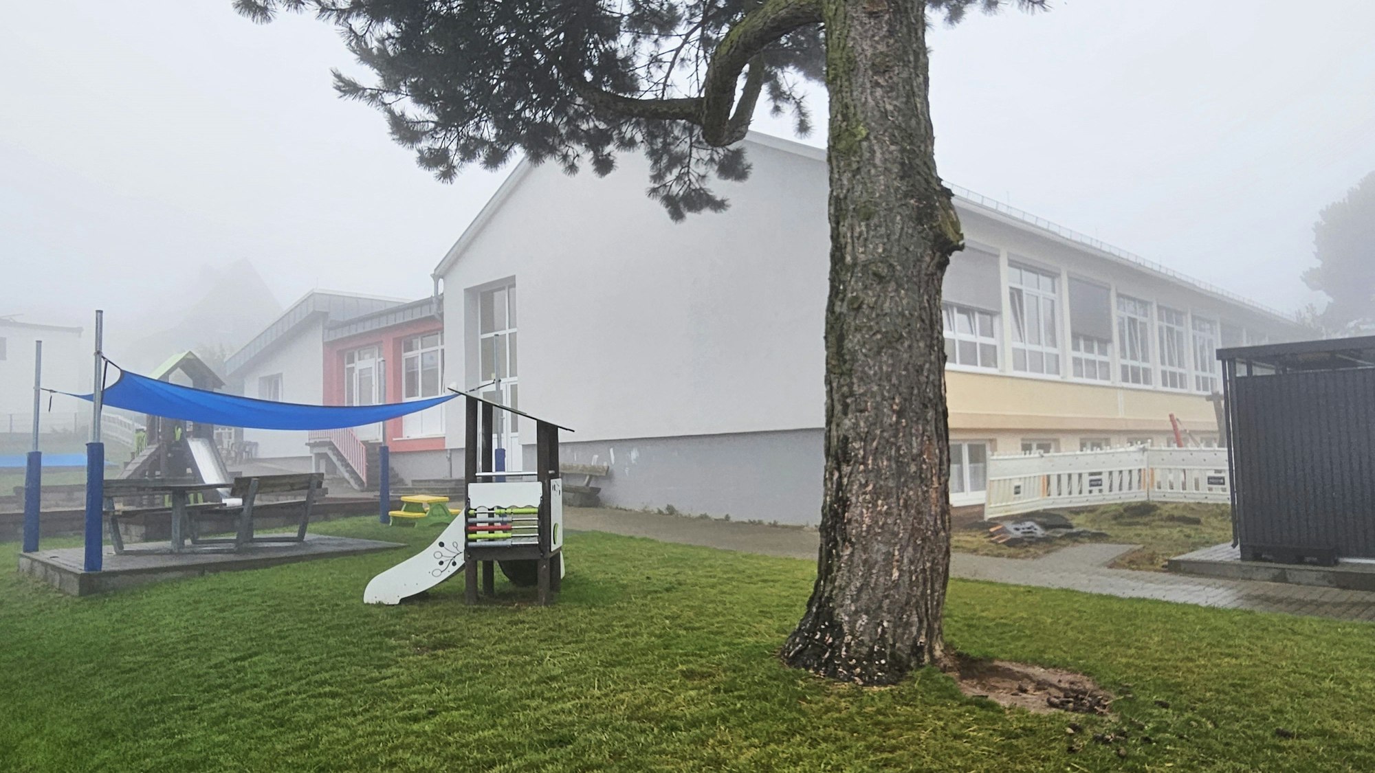 Blick auf den Spielplatz mit der Kita.