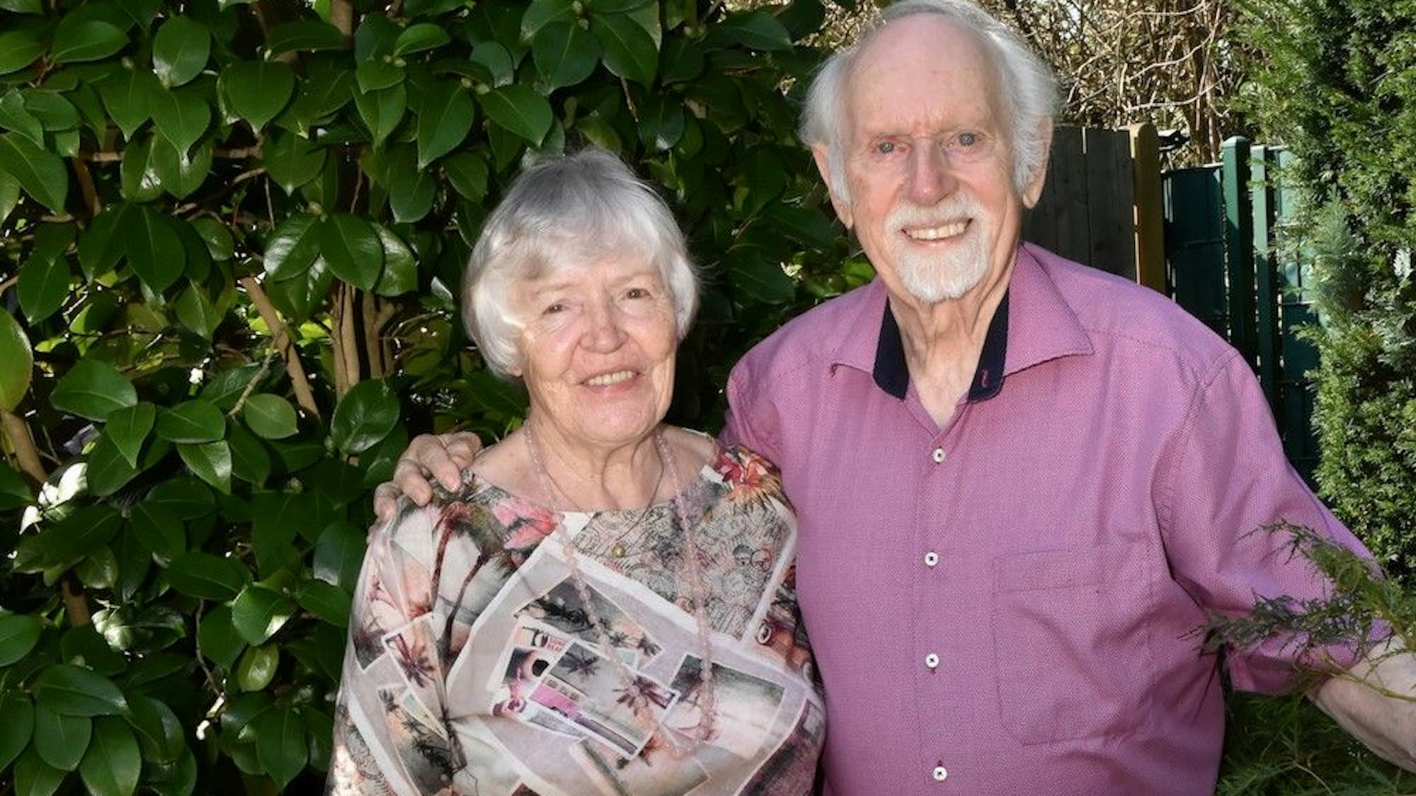 Das Bild zeigt das Diamanthochzeitspaar Ute und Klaus Michel vor grünen Pflanzen.
