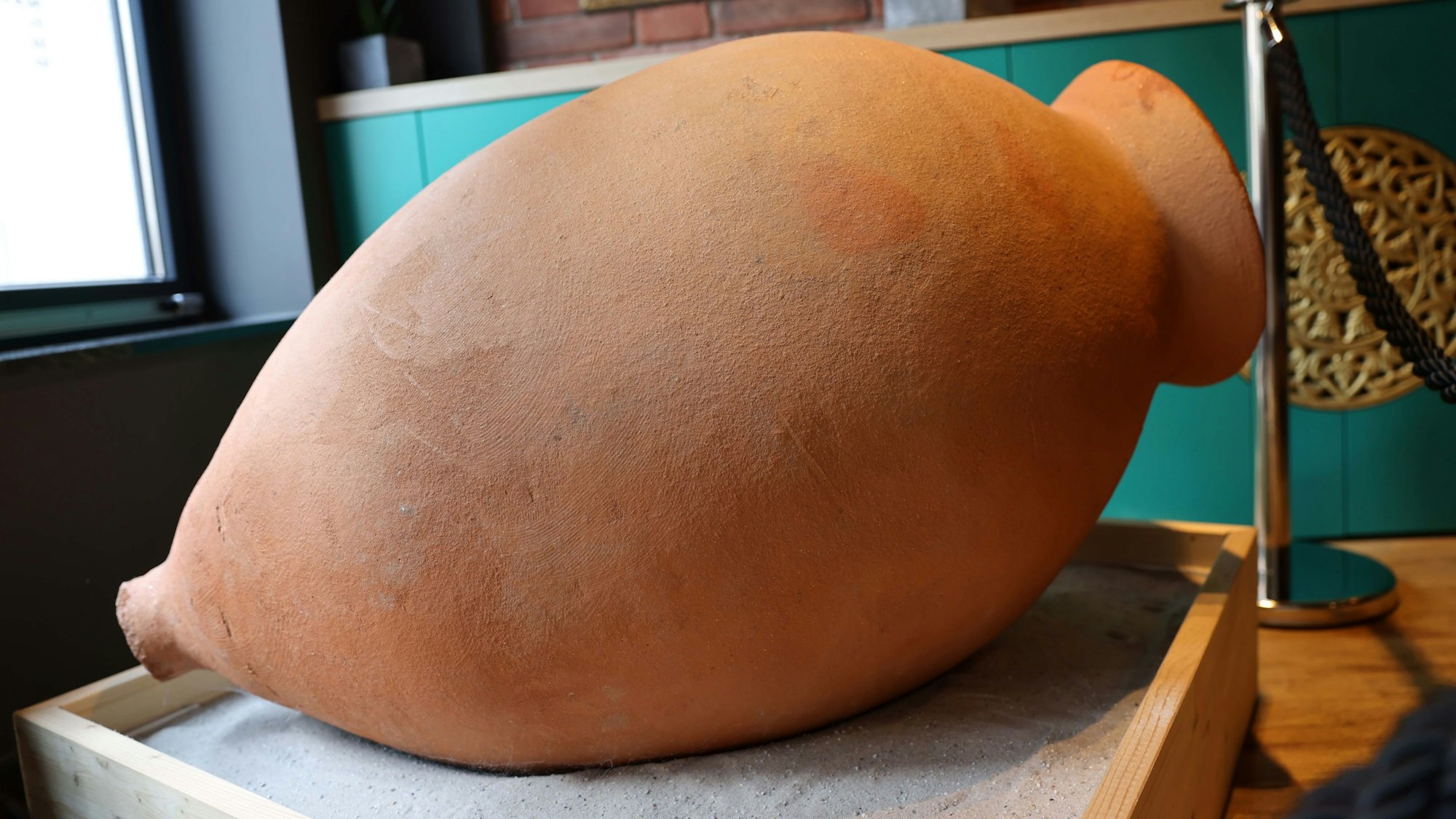 Der Qvevri-Tonkrug am Eingang des Badagi.